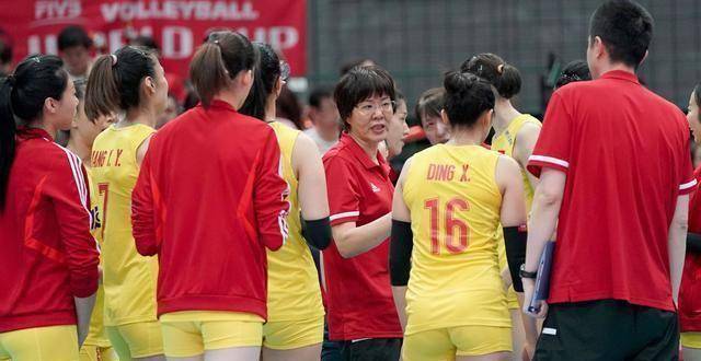 扬眉吐气，中国女子足球篮球排球同日齐告捷，男队员们怎么看？
