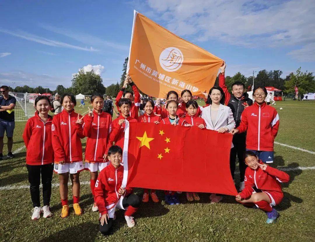 中国驻挪威大使侯悦看望参加“挪威杯”的广州黄埔新港小学女子足球队