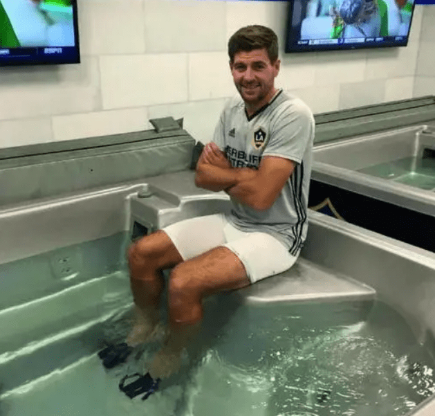 足球运动员中场休息时会洗澡吗？