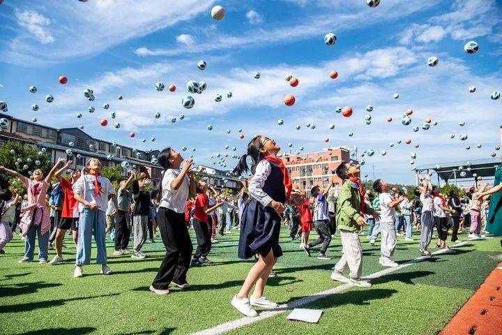 央媒点赞！看重庆石柱三河镇小学女子足球队，如何“踢”出精彩人生