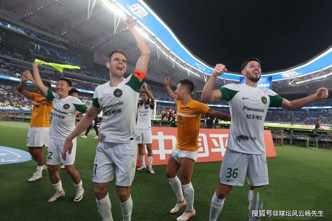 2-1逆转取胜，浙江队完成对上海申花的复仇，获得亚冠资格！