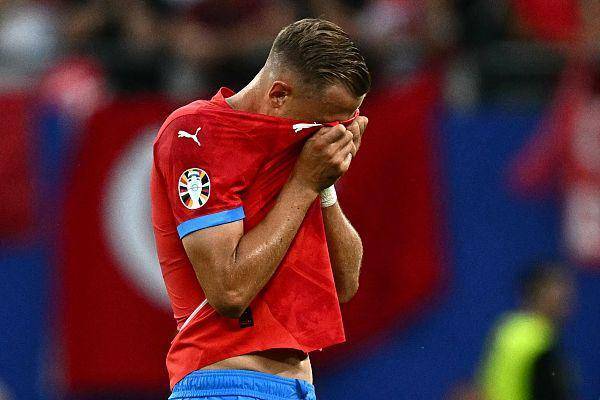 干杯欧罗巴 | “欧洲杯历史最快红牌”拖垮捷克