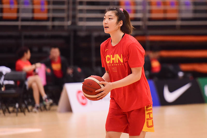 李梦回国 与中国女篮在杭州亚运村会合