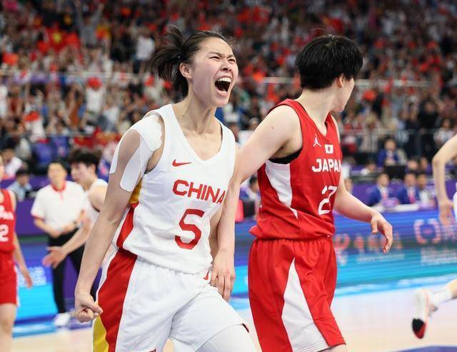 中国女篮险胜日本队，李梦的妆容引发关注