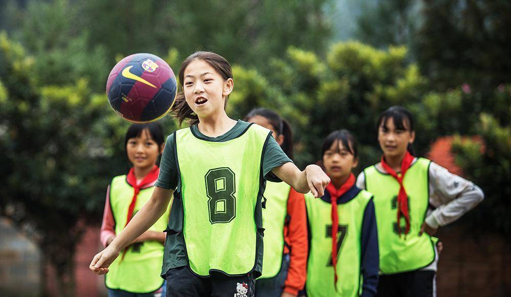 「图集」“踢”出大山：乡村里的女子足球