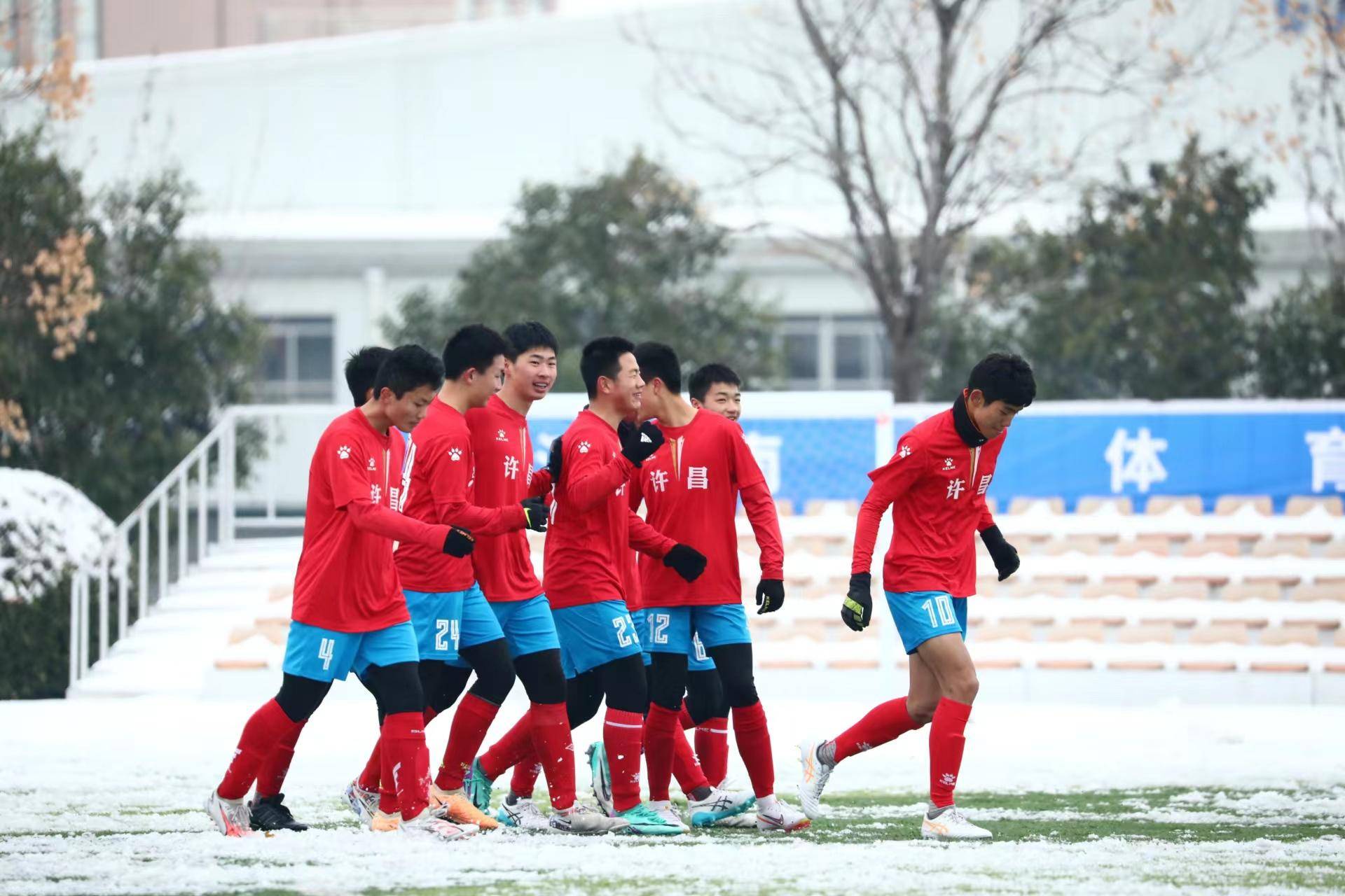足球少年雪中角逐 河南省青少年足球锦标赛8强产生