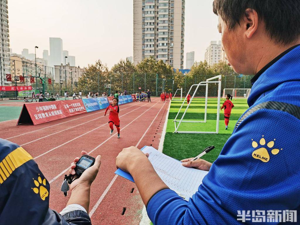 “2023年青岛市校园足球选拔营”首站活动在青岛南京路小学举行