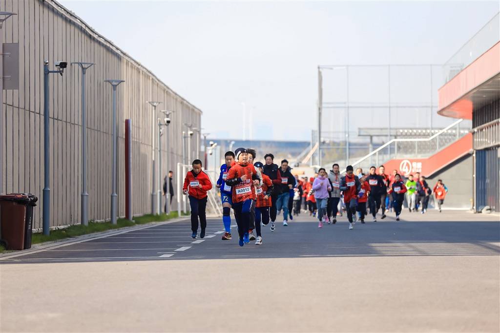 欢乐跑融入公益环节 上海海港18岁生日会举办家庭定向赛