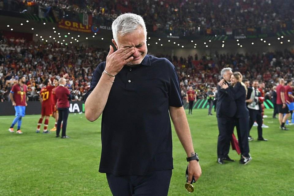 穆里尼奥强忍男儿泪，罗马球迷包围座驾送别，国米、蓝军、皇马、曼联都爱他！