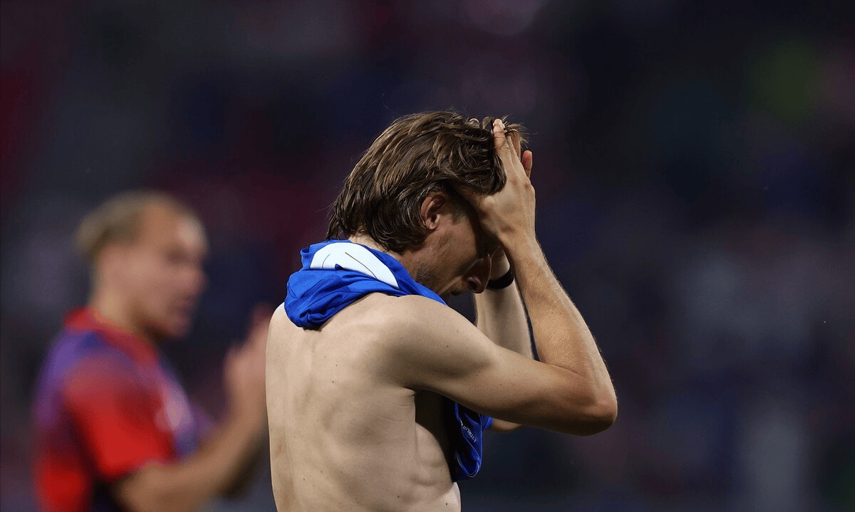 欧洲杯最悲情人物诞生！，足球对他太残酷，怒怼主裁后，两度泪洒当场
