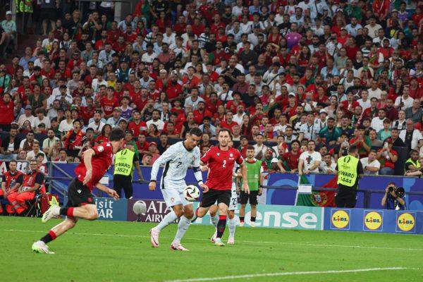 欧洲杯最终积分榜，葡萄牙做出意外决定，倒数第一头名晋级